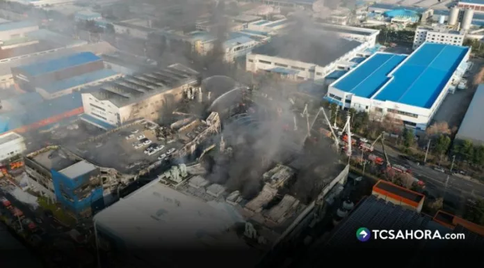 El siniestro en una planta automotriz también dejó más de 50 heridos, varios en estado grave, y obligó a un despliegue nacional de bomberos.