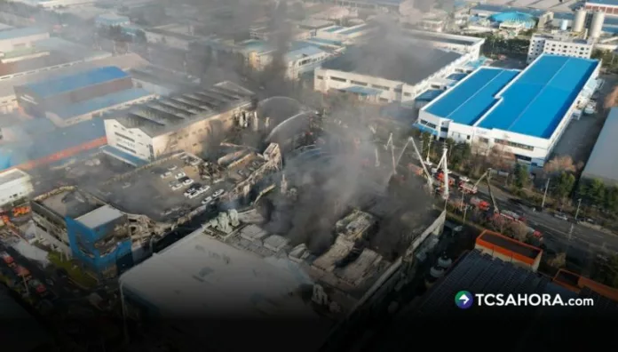 El siniestro en una planta automotriz también dejó más de 50 heridos, varios en estado grave, y obligó a un despliegue nacional de bomberos.