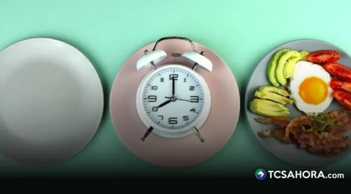 El ayuno intermitente consiste en alternar periodos de alimentación con lapsos prolongados sin ingerir alimentos.