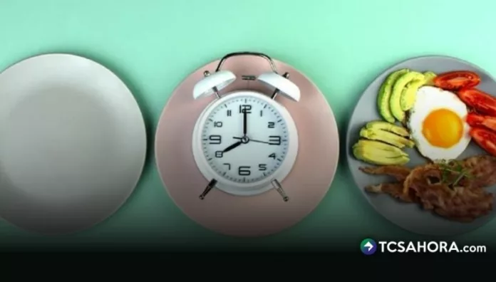 El ayuno intermitente consiste en alternar periodos de alimentación con lapsos prolongados sin ingerir alimentos.