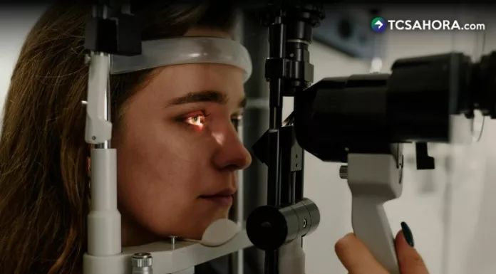 Las moscas volantes se originan por cambios dentro del ojo, específicamente en el humor vítreo, una sustancia gelatinosa.