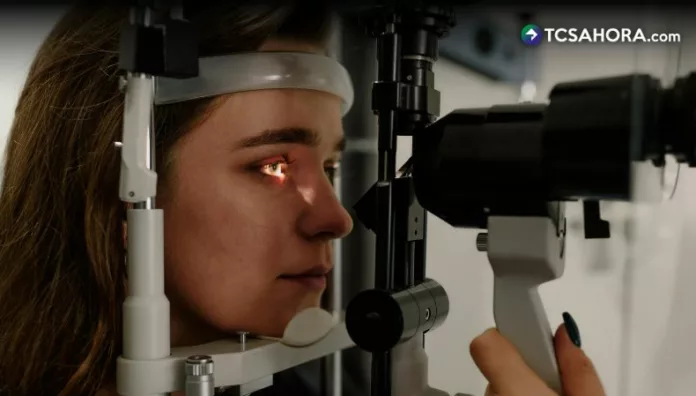 Las moscas volantes se originan por cambios dentro del ojo, específicamente en el humor vítreo, una sustancia gelatinosa.