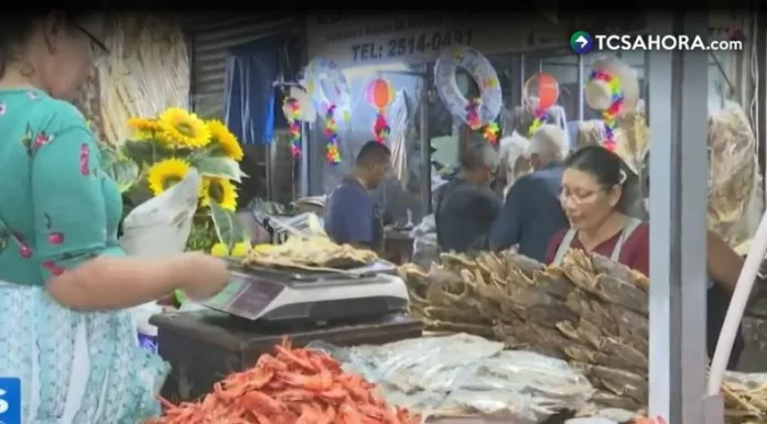 Comerciantes en San Salvador se abastecen con productos clave de la temporada, mientras los clientes comienzan a comprar para degustar en familia.