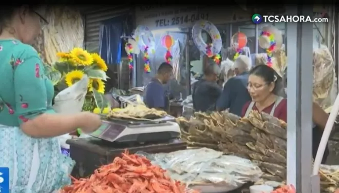 Comerciantes en San Salvador se abastecen con productos clave de la temporada, mientras los clientes comienzan a comprar para degustar en familia.