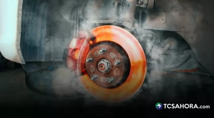 Ante un sobrecalentamiento, expertos recomiendan detener el vehículo en un lugar seguro y permitir que los frenos se enfríen de forma natural