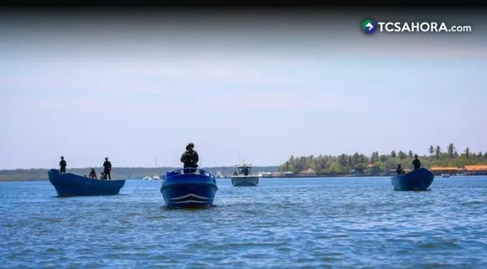 Dos de los rescatados fueron trasladados con lesiones a la Base Naval de La Unión.