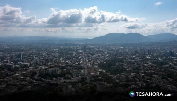 Además del calor intenso para hoy, que podrá alcanzar hasta los 39 ° Celsius, se espera ingreso de nubosidad y lluvias esporádicas.