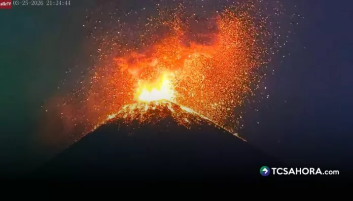 El volcán de Fuego, considerado el más activo de Centroamérica, registra explosiones con ceniza y material incandescente, mientras autoridades mantienen monitoreo constante.