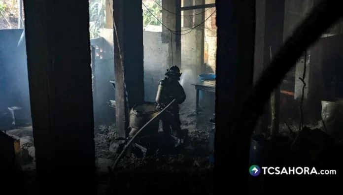 Una explosión en una cohetería ilegal en Ciudad Delgado dejó como saldo a dos personas fallecidas y al menos ocho lesionadas.