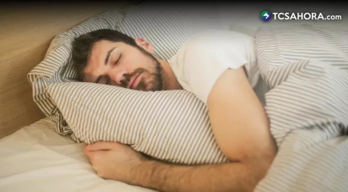 Para prevenir los calambres, los expertos recomiendan realizar estiramientos antes de dormir, involucrando distintos grupos musculares.