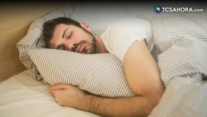 Para prevenir los calambres, los expertos recomiendan realizar estiramientos antes de dormir, involucrando distintos grupos musculares.