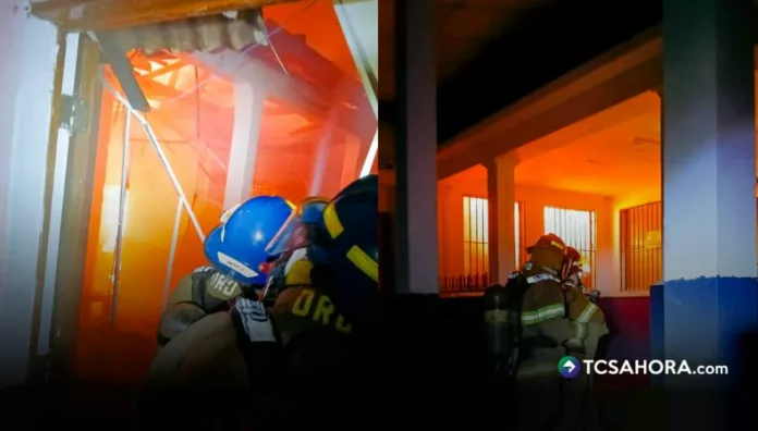 Un voraz incendio se registró esta madrugada en las instalaciones del Centro de Gobierno de Sensuntepeque en Cabañas Este.