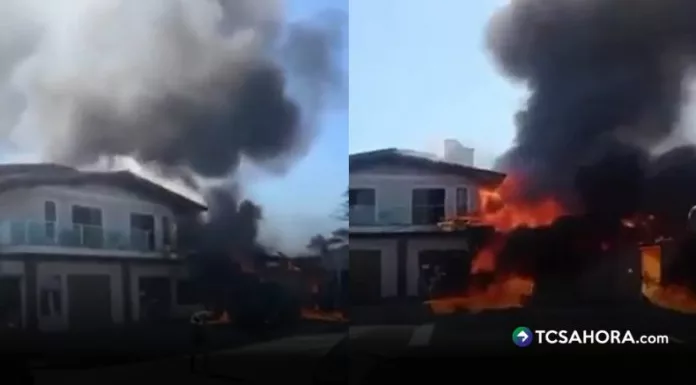 La aeronave perdió altitud tras despegar y cayó sobre un establecimiento en una zona residencial. El momento del impacto quedó registrado en cámaras de seguridad.