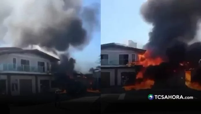 La aeronave perdió altitud tras despegar y cayó sobre un establecimiento en una zona residencial. El momento del impacto quedó registrado en cámaras de seguridad.