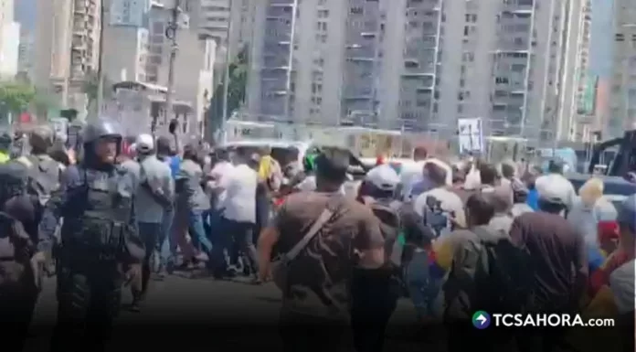 Trabajadores y sindicalistas rechazaron este jueves la represión de sus protestas por aumento salarial en Venezuela.