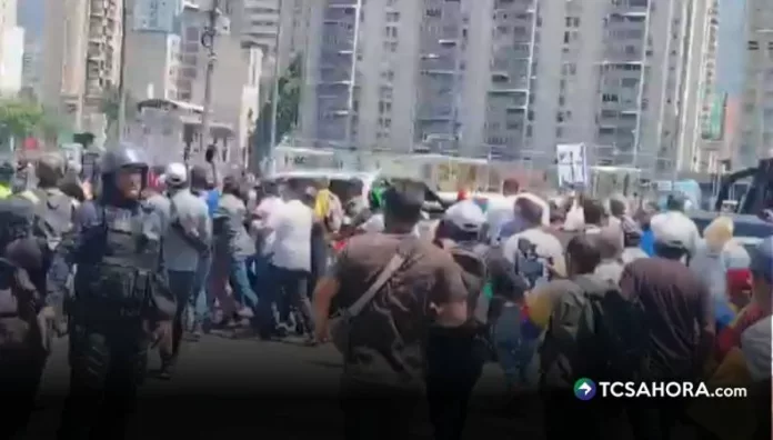 Trabajadores y sindicalistas rechazaron este jueves la represión de sus protestas por aumento salarial en Venezuela.
