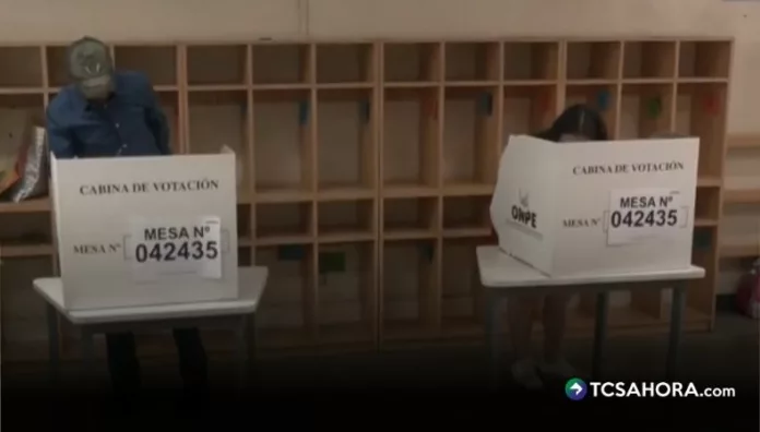 La jornada de elecciones en Perú estuvo marcada por retrasos en la instalación de mesas en varios distritos.