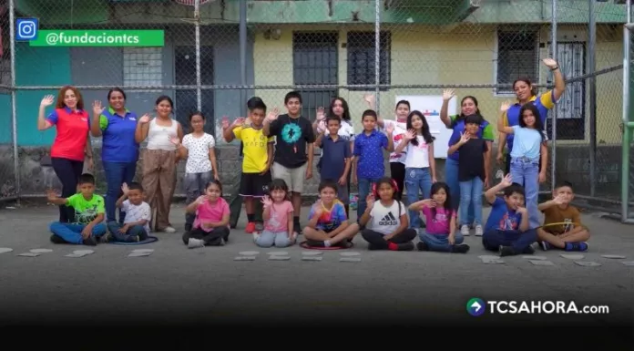 La organización trabaja con niños y niñas en riesgo social, brindándoles apoyo educativo y acompañamiento socioemocional dentro de las comunidades.