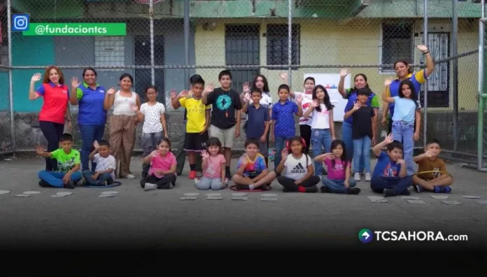 La organización trabaja con niños y niñas en riesgo social, brindándoles apoyo educativo y acompañamiento socioemocional dentro de las comunidades.