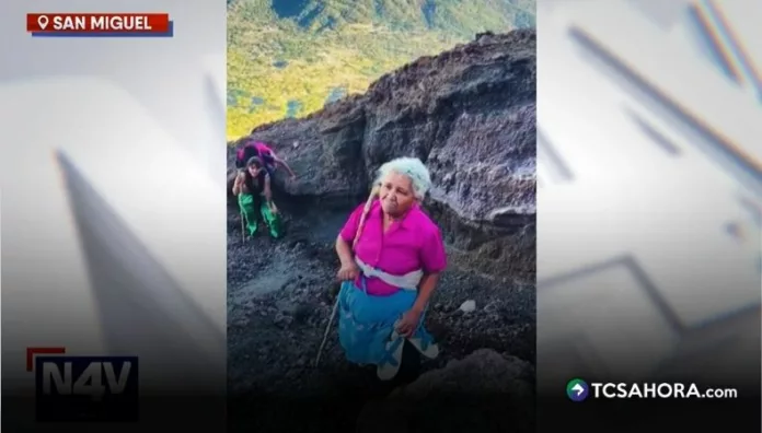 A sus 72 años, doña Reina se volvió viral en redes sociales por escalar el volcán de Chaparrastique ¡descalza!