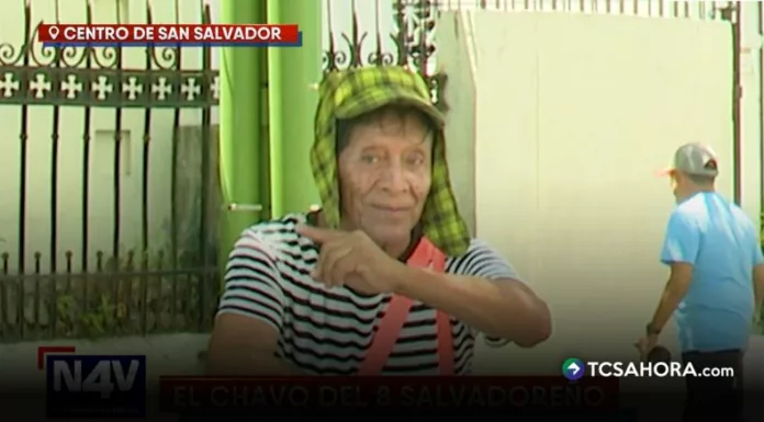 Un adulto mayor se transforma a diario en el Chavo del 8 salvadoreño y recorre el Centro Histórico. Detrás del traje hay una historia que no todos ven.