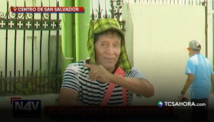 Un adulto mayor se transforma a diario en el Chavo del 8 salvadoreño y recorre el Centro Histórico. Detrás del traje hay una historia que no todos ven.
