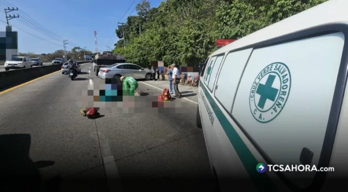 El motociclista y su acompañante colisionaron contra un camión. Ambos fallecieron en el lugar.