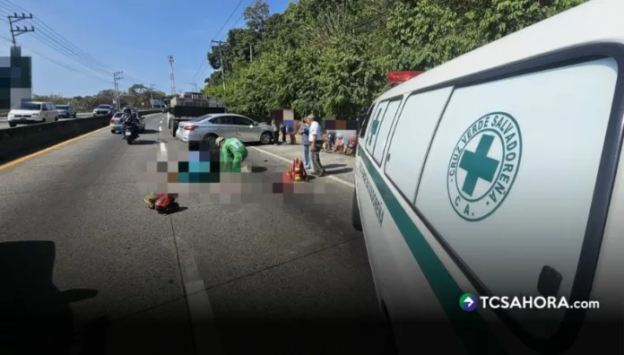 El motociclista y su acompañante colisionaron contra un camión. Ambos fallecieron en el lugar.