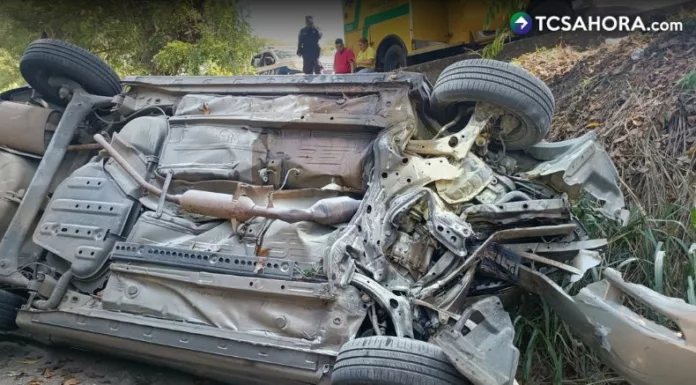 El accidente se registró esta tarde en el kilómetro 42 ½ de la carretera que de San Salvador conduce hacia Santa Ana.
