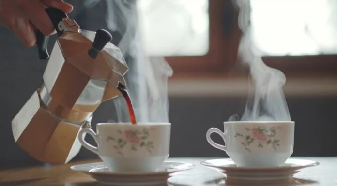 Tomar una taza de café caliente en la tarde, a la hora de más calor, es una costumbre salvadoreña, que curiosamente, ayuda a refrescar el cuerpo.