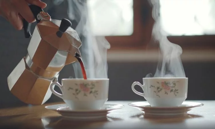 ¿Cuál es el curioso efecto de tomar café caliente en horas de calor?