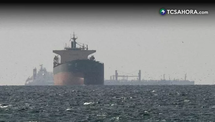 La reapertura del estrecho de Ormuz permite el paso de buques mientras dure la tregua, pero Donald Trump confirma que el cerco naval seguirá activo hasta cerrar un acuerdo.
