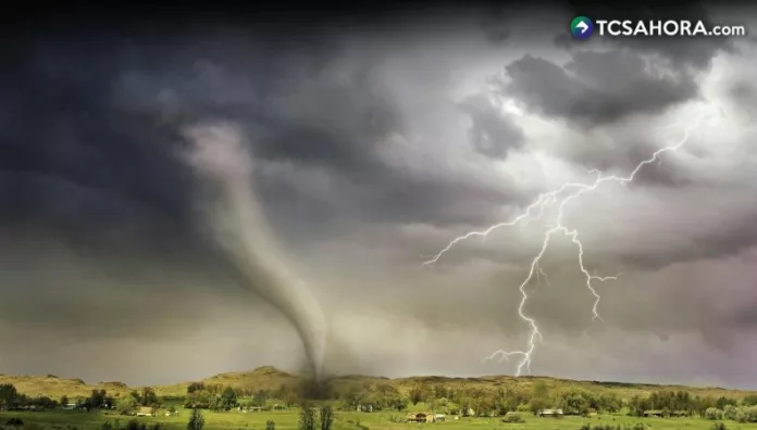 Más de 50 millones de habitantes se verán afectados por una serie de tornados, tormentas y frío. Las autoridades emitieron alerta.