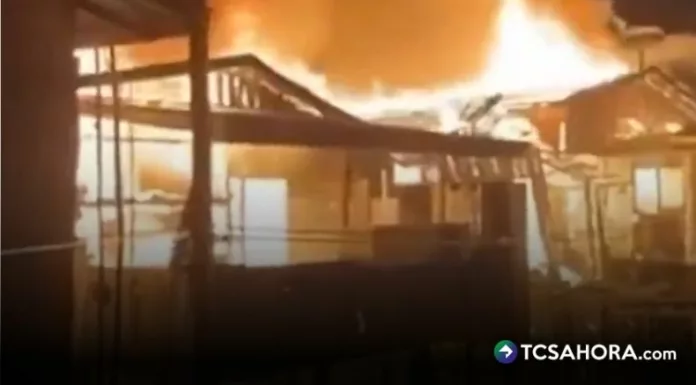 Más de 1,000 viviendas fueron consumidas por un voraz incendio ocurrido esta madrugada en un poblado flotante de Kampung Bahagia, Malasia.