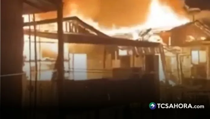 Más de 1,000 viviendas fueron consumidas por un voraz incendio ocurrido esta madrugada en un poblado flotante de Kampung Bahagia, Malasia.