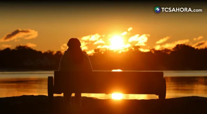 Los especialistas recomiendan evitar sentarse directamente sobre superficies expuestas al sol y utilizar prendas de algodón frescas.