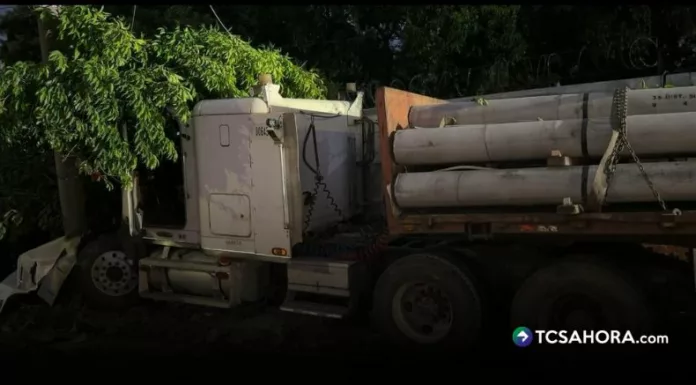A primeras horas de la mañana el tráfico vehicular se vio afectado luego que una rastra impactara contra un poste.