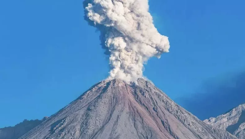 ¡Quedó en video! Turistas fueron sorprendidos por erupción de volcán en Guatemala