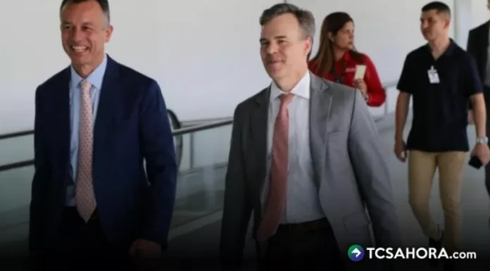 Un alto diplomático del gobierno estadounidense llegó este jueves a Caracas, Venezuela, para impulsar el plan de tres fases de Trump.