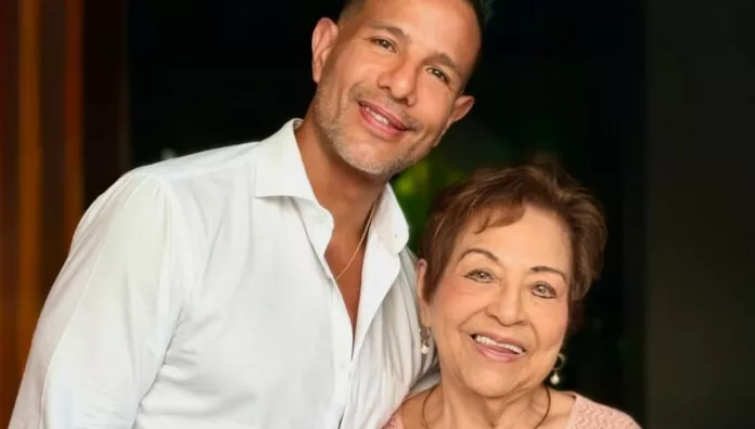 Billy Calderón compartió un mensaje lleno de amor y fe para su madre quien se recupera tras una operación.