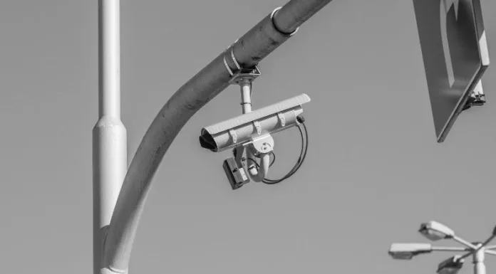 Autoridades solicitan a la población estar alerta a las notificaciones falsas de multas de tránsito por medio de plataformas digitales.