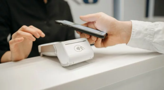 Cada vez son más las personas que usan su celular o reloj para pagar a través de lectores portátiles para tarjetas en establecimientos.