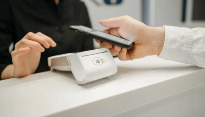 Cada vez son más las personas que usan su celular o reloj para pagar a través de lectores portátiles para tarjetas en establecimientos.