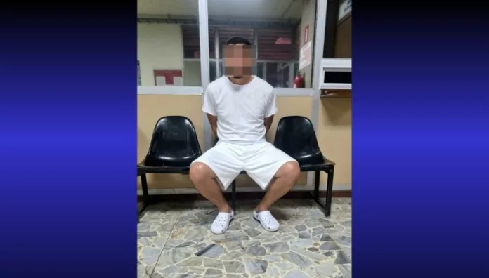 De acuerdo con las investigaciones, el imputado atacó a la víctima con un arma blanca e intentó huir del país.