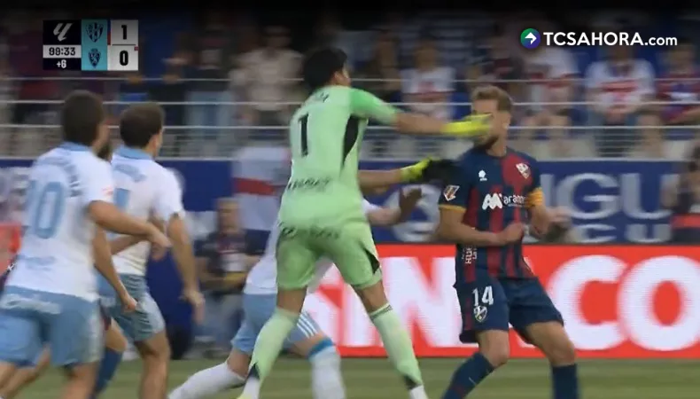 Así fue el brutal puñetazo de portero argentino después de ser expulsado