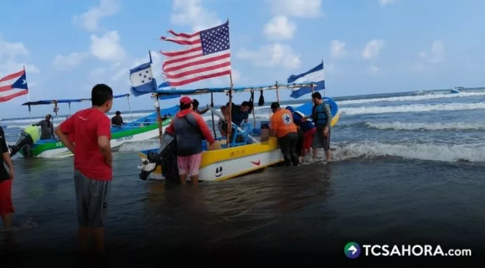 Una embarcación volcó en la playa El Cuco, en el distrito de Chirilagua, dejando como resultado 11 personas lesionadas.