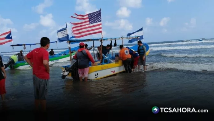 Una embarcación volcó en la playa El Cuco, en el distrito de Chirilagua, dejando como resultado 11 personas lesionadas.