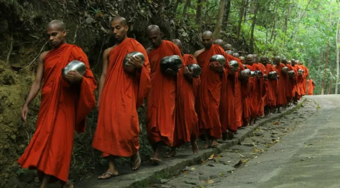 Los monjes llevaban dentro de su equipaje cerca de 242 libras de cannabis, las cuales al parecer cargaban desde Tailandia.