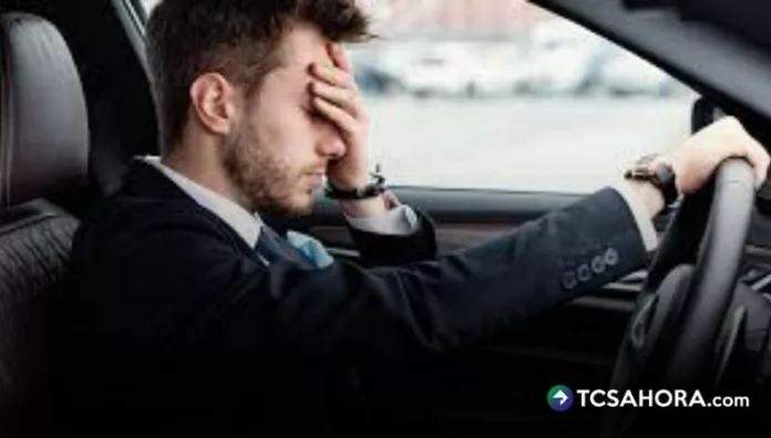 Para reducir riesgos en carretera, se debe dormir entre 7 y 9 horas antes de conducir y evitar manejar si se presenta fatiga o somnolencia.