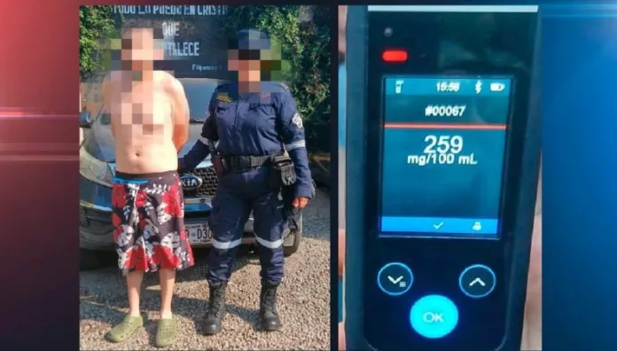 El conductor manejaba bajo los efectos del alcohol cuando atropelló a una mujer en Santa Ana Centro. Quedó grabado en video.